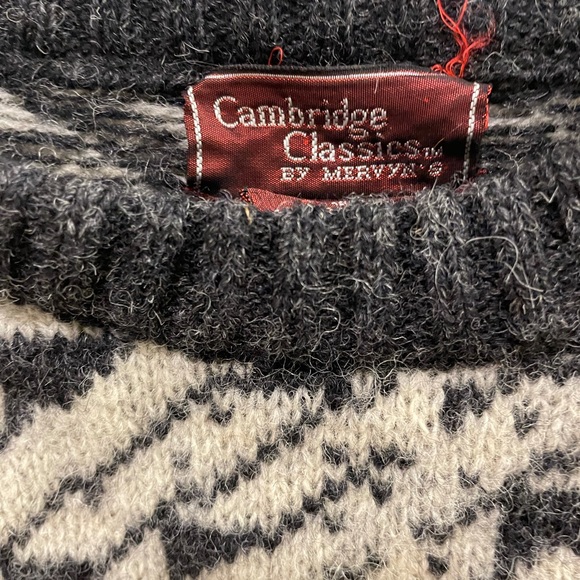 Vintage Cambridge Classics wool sweater medium - Picture 5 of 8